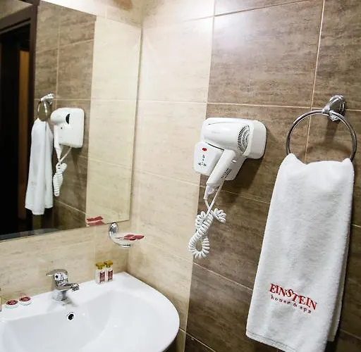 Einstein House & 3*